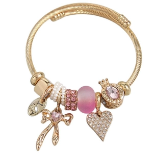 Bracciale a spirale dorato con ciondoli a cuore rosa e una perla a forma di corona