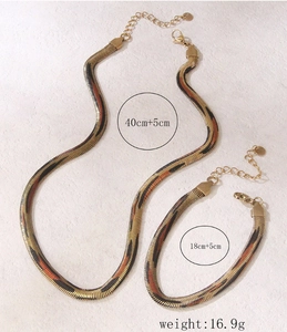 Détail de l'ensemble bijoux léopard avec collier chaîne serpent et bracelet assorti