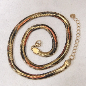 Collier chaîne serpent plate avec motif léopard doré noir et orange et fermoir mousqueton