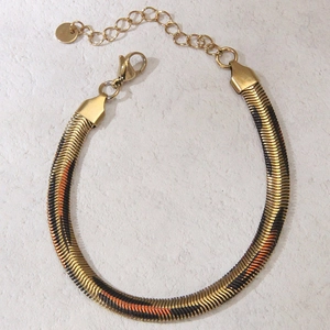 Vue détaillée du bracelet chaîne serpent dorée avec motif léopard et fermoir homard