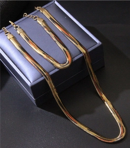 Détail de l'ensemble collier et bracelet chaîne serpent dorée avec fermoirs mousqueton