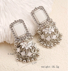 Detail of vintage square bell earrings with dimensions 5.5cm and weight 16.5g