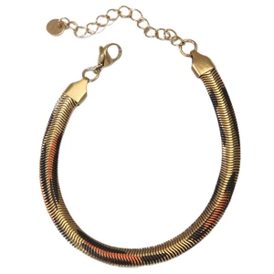 Bracelet chaîne serpent dorée avec motif léopard et fermoir mousqueton réglable sur blanc