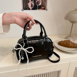 Damen Handtasche PU Leder Boston Bag Umhängetasche Glänzend Künstliche Perlen Schleife Anhänger Chic Street Fashion