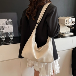 Grande borsa a spalla Hobo minimalista beige in ecopelle per il pendolarismo quotidiano