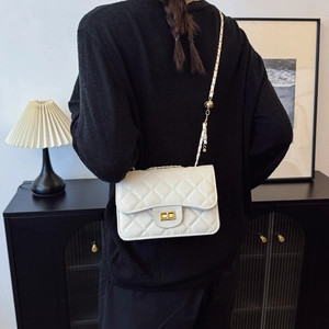 Petit sac à bandoulière matelassé blanc avec fermoir doré et bandoulière chaîne
