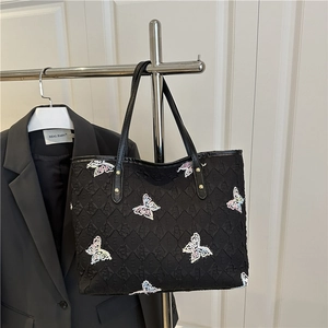 Grand sac cabas noir matelassé avec broderies papillons colorées et rivets métalliques