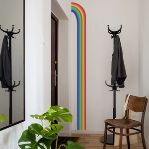 Detailansicht bunter Regenbogen-Wandaufkleber in einem modernen minimalistischen Wohnzimmer