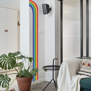 Regenbogen-Wandtattoo in Bogenform auf einer weißen Wand im modernen skandinavischen Stil