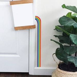 Detailansicht der bunten Regenbogen-Wandtattoos an einer minimalistischen weißen Schlafzimmerwand