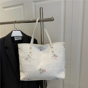 Sac cabas blanc avec broderie papillon macaron et lettres gaufrées au style élégant