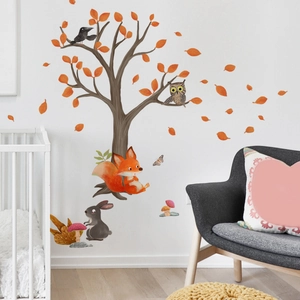 Chambre d'enfant avec stickers muraux animaux de la forêt, renard, lapin et grand arbre