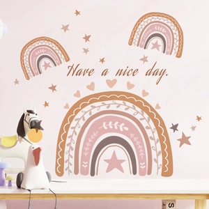 Dettaglio di adesivi murali arcobaleno Boho con stelle e citazione su parete rosa