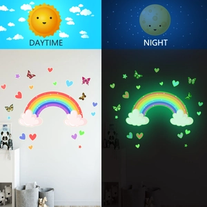 Stickers muraux arc-en-ciel lumineux montrant l'effet fluorescent dans l'obscurité