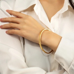 Bracelet jonc en titane doré poli avec motif dentelé pour hommes et femmes au poignet