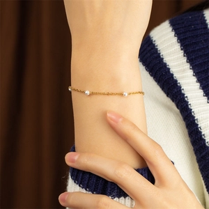 Minimalist gold-plated stainless steel chain bracelet with delicate white pearls for women