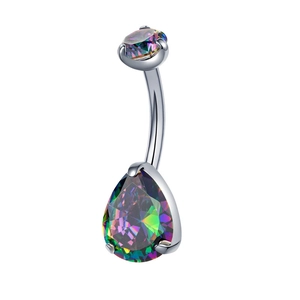 Vue détaillée du piercing de nombril en acier poli avec zircon goutte irisé étincelant