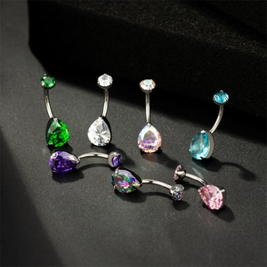Détail de piercings de nombril en zircone cubique en forme de goutte en sept couleurs vives