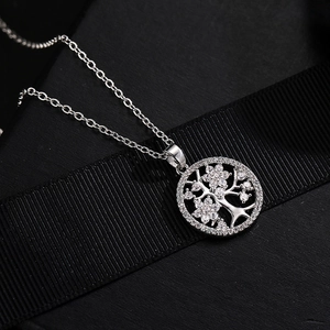 Collier Arbre de Vie en argent poli avec zircons brillants sur un ruban de soie noire