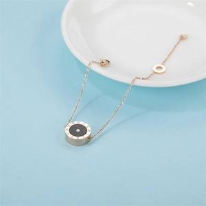Bracelet en acier inoxydable or rose avec chiffres romains et pendentif pierre noire