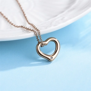 Elegante collana con pendente a cuore cavo in oro rosa con accento di diamante