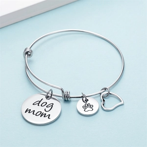 Bracelet ajustable Dog Mom en argent avec pendentifs gravés et cœur sur fond bleu