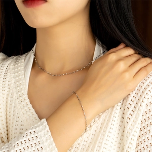 Conjunto de collar y pulsera minimalista de plata con cuentas mostrado en modelo