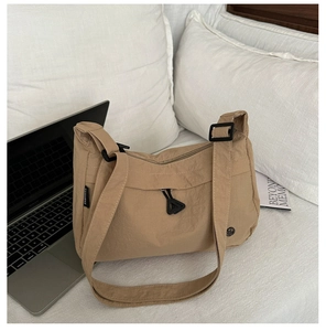 Dettaglio macro del tessuto in nylon kaki e della tasca con coulisse della borsa