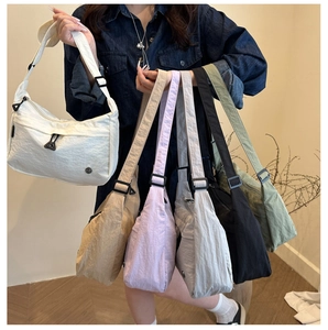 Dettagli di vari colori di borse a mezzaluna in nylon con tracolle regolabili