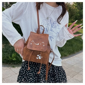 Petit sac à dos rétro marron avec imprimés chats blancs et cordon de serrage en extérieur