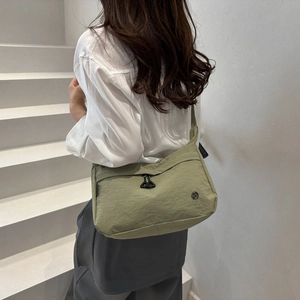 Borsa a spalla in nylon verde oliva chiaro da donna con doppia cerniera nera per stile casual