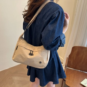 Borsa a tracolla a mezzaluna in nylon beige chiaro con logo in metallo e stile casual