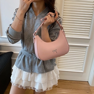 Roze minimalistische hobo schoudertas met zilveren metalen strik in moderne stijl