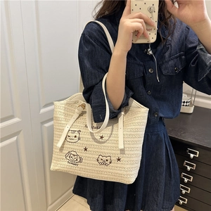 Sac cabas en paille avec broderie chat et anses en cuir pour un look de plage décontracté