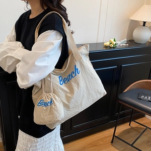 Grand cabas en nylon beige avec inscription Beach bleue et pochette à cordon assortie