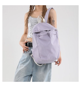 Detailansicht der Seitentasche und des B.A.G Logos auf dem lila Nylonrucksack