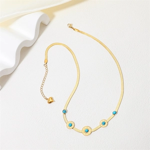 Collana a catena piatta dorata con perline turchesi e ciondoli con trama a raggio di sole