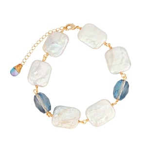 Detail eines Barockperlenarmbands mit blauen Glasperlen und goldener Drahtwicklung