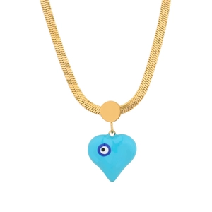 Nahaufnahme der goldenen Schlangenkette mit hellblauem Herzanhänger und Auge der Fatima