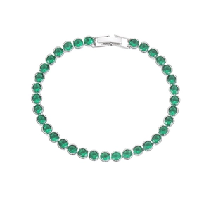 Vue macro détaillée du bracelet tennis en argent avec pierres rondes couleur émeraude