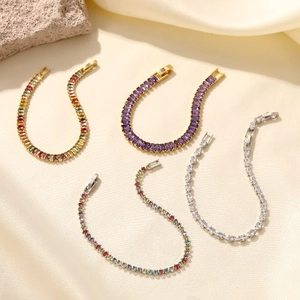 Ensemble de cinq bracelets de luxe en zircon doré et argenté sur tissu de soie