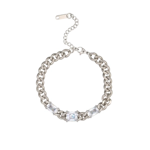 Bracelet chaîne cubaine argentée orné de trois zircons rectangulaires étincelants