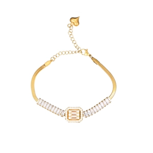 Bracelet chaîne serpent dorée plate avec zircon carré et breloque en forme de cœur