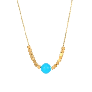 Détail du collier en acier titane avec perles cubiques dorées et perle bleue centrale