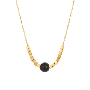 Collier en acier titane avec perles cubiques dorées et pendentif sphère noire élégant