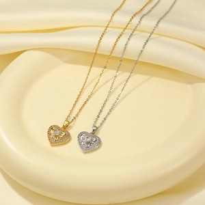 Squisite collane con ciondolo a cuore cavo e fiocco in finitura oro e argento