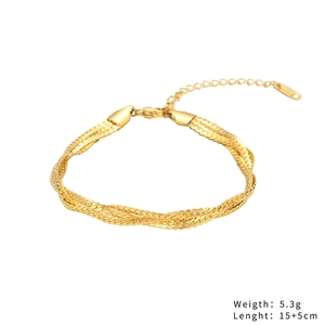 Détail d'un bracelet doré multicouche en maille serpent tressée avec fermoir mousqueton