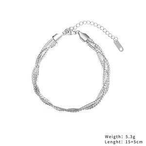 Détail du bracelet en acier inoxydable argenté tressé avec fermoir mousqueton et rallonge