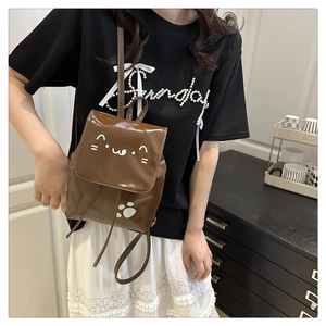 Détail d'un mini sac à dos en cuir PU marron avec motif chat et fines bretelles