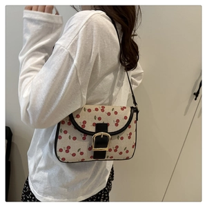 Mannequin portant un sac à bandoulière vintage à imprimé cerise avec lanières en cuir noir